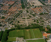 844639 Luchtfoto van de Kenaustraat en omgeving te Utrecht, uit het zuidoosten. Op de voorgrond sportpark ...